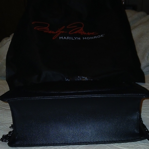 Marilyn Monroe Black Quilted Shoulder Bag with Magnetic Flap Closure - Picture 9 of 9